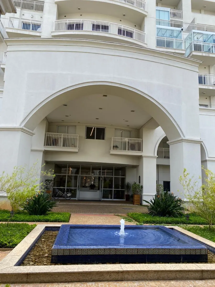 Entrada em arco de uma das torres do Villa Lobos Office Park, com espelho d'água e porta de vidro do saguão