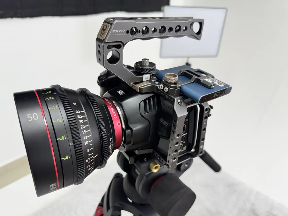 Blackmagic Pocket Cinema Camera 6K com lente Canon Cinema Prime 50mm montada em tripé no estúdio