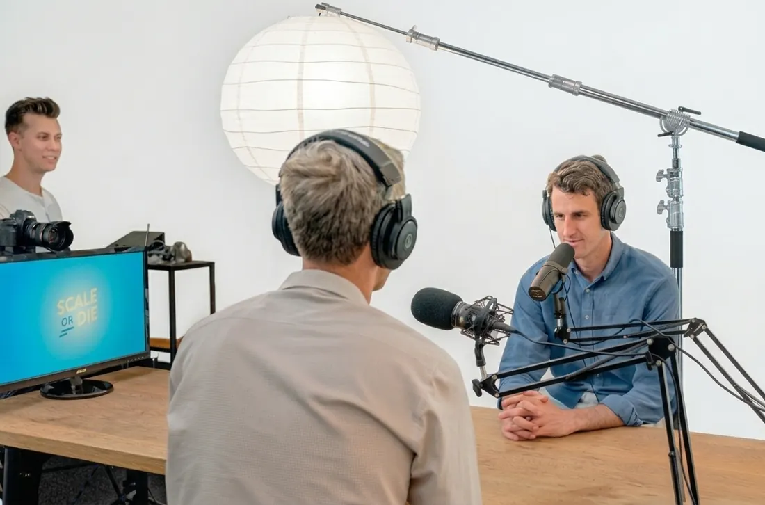 Referência de enquadramento: gravação de podcast com convidados na bancada